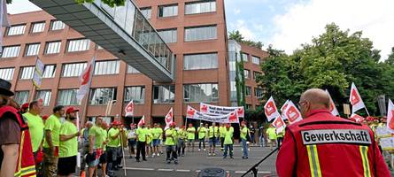 45 Stellen weg: Beschäftigte wehren sich gegen „Spardiktat“ von UPM