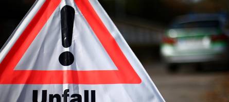 Unfallflucht: Unbekannter beschädigt geparkten Lkw und flieht