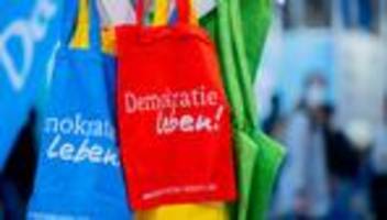 demokratie: hessen-studie: mehrheit sieht demokratie bundesweit in krise