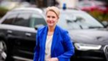 einkommen: schwesig: mindestlohnanstieg ist eine gute nachricht