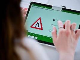 Bezahlen statt Theorieprüfung: Polizei führt Razzia gegen Führerscheinbetrüger durch