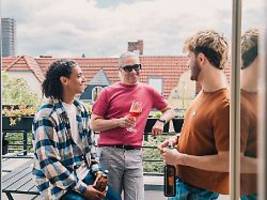 Party und Planschen: Sommer auf Balkon und Terrasse: Wie viel Lärm ist erlaubt?