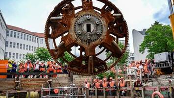 Strom-Tunnel „Franziska“ fertig: Mit Spezial-Tauchern und Fräse