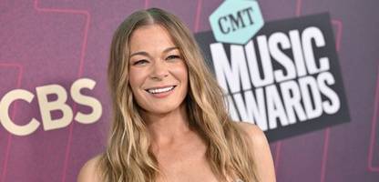 LeAnn Rimes verliert bei Konzert Zahnbrücke – und singt weiter