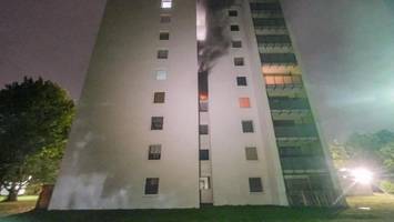 Rauch im Hochhaus: Feuerwehr findet zwei brennende Kinderwagen