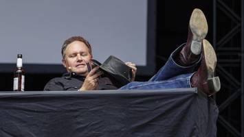 brosda & moritz im regen: „halten sie sich am besten die augen zu“