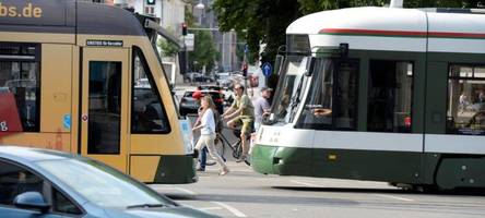 84-jähriger autofahrer stößt mit straßenbahn zusammen