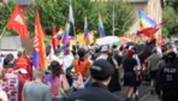 Demos in Parchim: Etwa 150 Menschen bei Demo gegen Faschismus und Homophobie