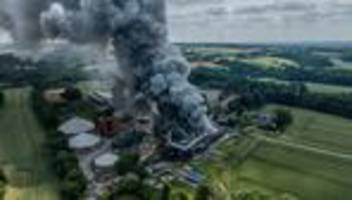 feuer in einer halle: brand in kartoffelbetrieb in gütersloh - ein verletzter