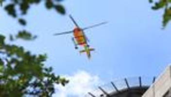 hubschrauber-einsatz: mann fällt kopfüber von kran auf asphalt - schwer verletzt