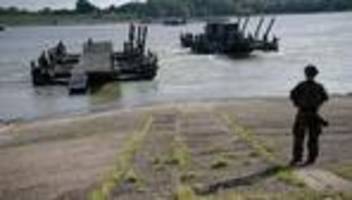 manöver am niederrhein: große militärübung am rhein angelaufen