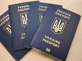 immer weniger im land: ukraine erlaubt doppel-pass mit klarem ziel