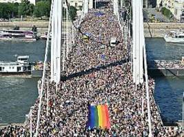 massen bei pride-parade: 200.000 demonstranten überfordern polizei in budapest