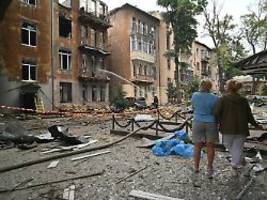 Mindestens zwei Tote: Russische Kampfdrohnen greifen Odessa an