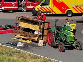 Schwerer Unfall in Sachsen: Kremseranhänger kippt um: Mehrere Schwerverletzte