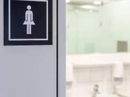 Ungewöhnlicher Notfall: Frau bringt auf Disco-Toilette Kind zur Welt