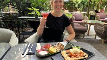 Hängematte und Pinsa auf versteckter Hotel-Terrasse