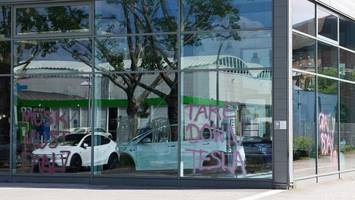 Protest zum Geburtstag: Aktivisten attackieren Tesla-Store in Berlin
