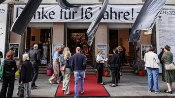 das thalia funkelt und glitzert: wilde abschiedsgala für joachim lux