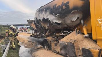 lkw voller holzpellets auf a7 in flammen – feuerwehr im großeinsatz