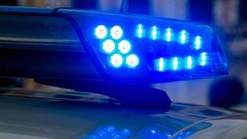 mann soll zuggäste bedroht und polizisten angegriffen haben