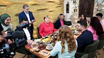 zehn jahre nach 2015: merkel diskutiert mit geflüchteten