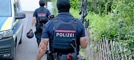 Beziehungsstreit löst Großeinsatz aus: Polizei umstellt Haus in Straß