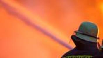 brände: maschinenhalle von steinbruch in flammen - hoher schaden