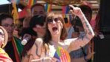 leipzig feiert: wir bleiben hier!: friedlicher umzug beim csd leipzig