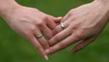 neues gesetz: mehr anträge auf Änderung des familiennamens