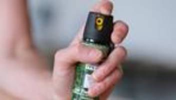 Vorfall in Karlsruhe: Mann sprüht Pfefferspray in Bahn - Zwölf Kinder verletzt