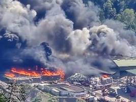 chemie und asbest in flammen: 500 feuerwehrleute kämpfen seit einem tag gegen brand in tirol