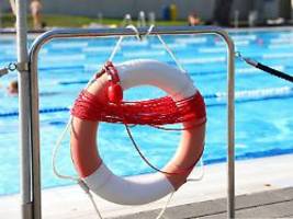 Ermittlungen dauern an: Männer belästigen junge Mädchen im Freibad