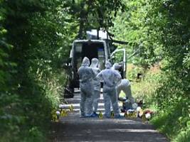 Hinweise auf Gewalteinwirkungen: Passantin findet Frau und Kind tot an Waldweg