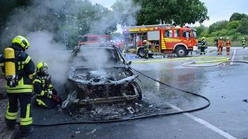 a24: mercedes-suv brennt nach motorschaden auf rastplatz aus