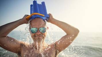 hitze im urlaub: arzt verrät, was sie im gepäck haben sollten