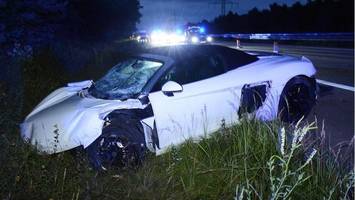 Luxus-Sportwagen bei Unfall auf Autobahn komplett zerstört