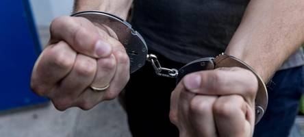 Betrunkener bedroht am Königsplatz Passanten