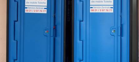 Mobile Toilette geht in Flammen auf
