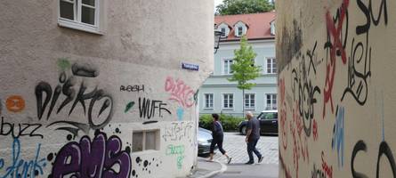 schmierereien an hauswand: polizei fasst fünf männer