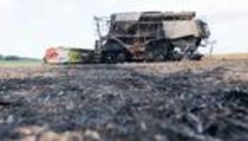 Brände: Mähdrescher gerät bei Erntearbeiten in Brand