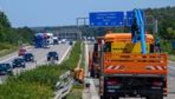 Verkehr: Nach Tanklaster-Unfall: A2 Richtung Berlin bleibt gesperrt