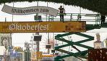 volksfeste: festzelte und riesenrad: aufbau fürs oktoberfest fängt an