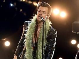 Kreisch!: Harry Styles knutscht eine Unbekannte