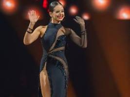 Nach überstandener OP: Let's Dance-Star Malika Dzumaev kann wieder lächeln