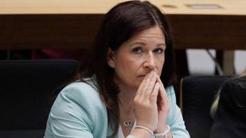 schwuler lehrer gemobbt: senatorin will beschwerden erleichtern