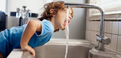 hitze in deutschland: kann man zu viel wasser trinken?