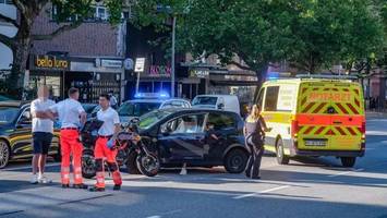 autofahrer übersieht motorrad: biker verletzt im krankenhaus