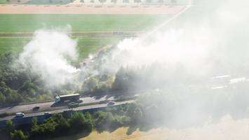 feuer bei peine: heuballen brennen, rauch auf a2