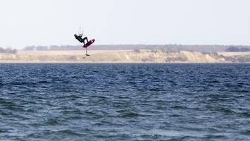 Kitesurfer auf Fehmarn aufs Ufer geschleudert – Lebensgefahr
